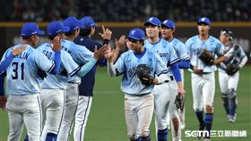 中職37年例行賽，富邦悍將4：1擊敗統一獅，球員賽後擊掌慶祝勝利。（圖／記者劉彥池攝影）