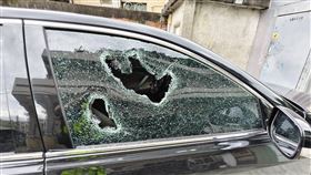 彰化男毒駕拒檢竟開車撞警致傷彰化施姓男子毒駕拒絕盤查，竟倒車衝撞陳姓員警導致其雙腳骨折，同行警員破窗將施男壓制逮捕，手部也受傷，全案依妨害公務、公共危險等罪嫌送辦。（民眾提供）中央社記者鄭維真傳真　115年6月6日