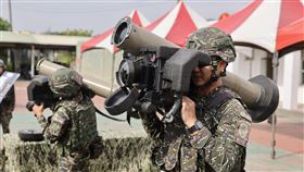 海軍新濱營區展出標槍反裝甲飛彈國軍為展現平時戰訓成果，增進民眾對海軍的認識與支持，海軍司令部將於22日在高雄新濱營區舉辦「民國114年國防知性之旅」活動，圖為20日開放前公開展示的標槍反裝甲飛彈。中央社記者王飛華攝　　114年11月20日
