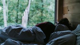 南投一名宿舍舍監趁少年熟睡時偷摸其生殖器。（示意圖，非當事人，Unsplash）