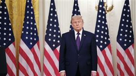 美國總統川普(Donald Trump)以涉及「強迫勞動」為名，對幾乎所有美國進口的商品課徵關稅，但其7月生效的時間點卻透露了其真實意圖，即重建遭大法官所推翻的關稅長城，確保關稅無縫接軌。（圖／翻攝自X平台 @MarioNawfal）