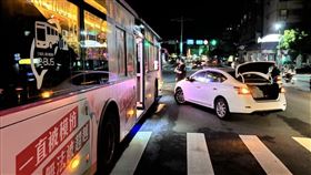羅斯福路五段昨（7）日晚間發生一起轎車違規左轉撞上公車事故。（圖／三立新聞台）