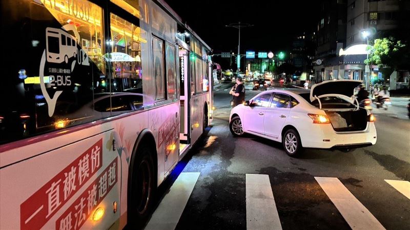 轎車違規左轉撞公車!乘客:我整個飛出去