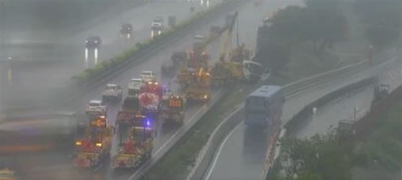一輛聯結車不明原因撞上護欄,整輛車呈折甘蔗狀態。(圖/翻攝自高公局官網)
