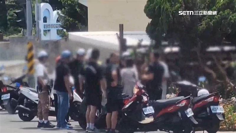 跨海大橋遊客拍照爆口角 冤家路窄開打