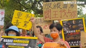 毒駕，瘋狂倒車，輾斷所長雙腳，嫌犯無保請回，抗議(圖／翻攝畫面)