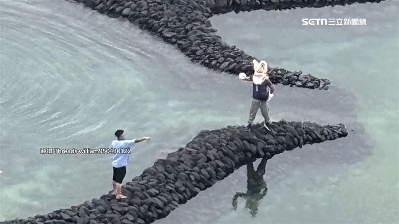 拍KUSO照站雙心石滬 遊客挨批「太自私」