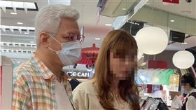 命理大師蔡上機被本刊讀者目擊，與一名長髮熟齡女性現身天母某百貨公司餐廳用餐。（圖／讀者提供）