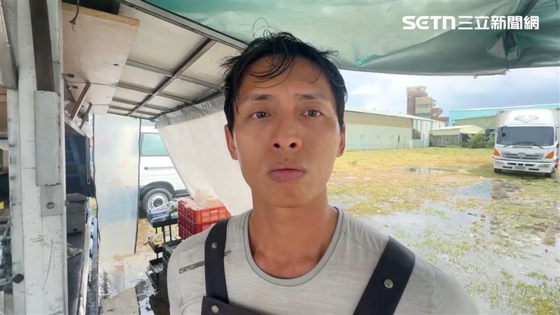 現場擺攤做生意的攤位受到影響,決定提前收工。(圖/翻攝畫面)