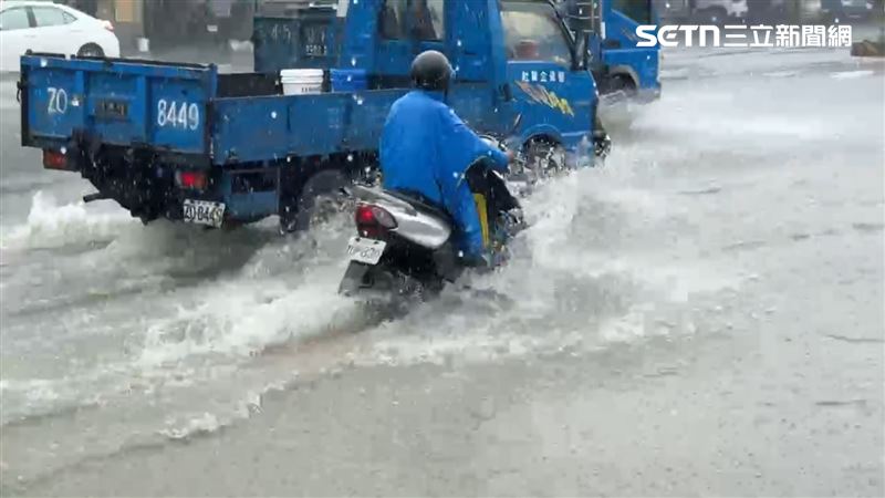 新/大雨狂炸高雄!低窪處淹水 慘況曝光