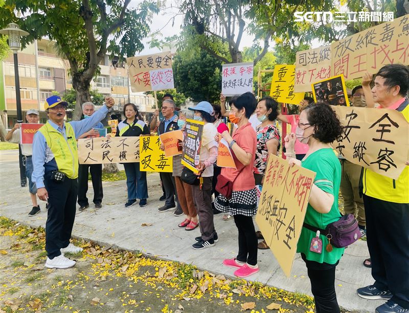 不滿法官裁定毒駕犯「無保請回」,彰化市長林世賢率領民眾舉標語「閻王會找上你」抗議。(圖/翻攝畫面)