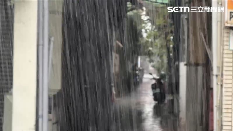 受到對流雲系影響,高雄大雨狂炸。(圖/翻攝畫面)
