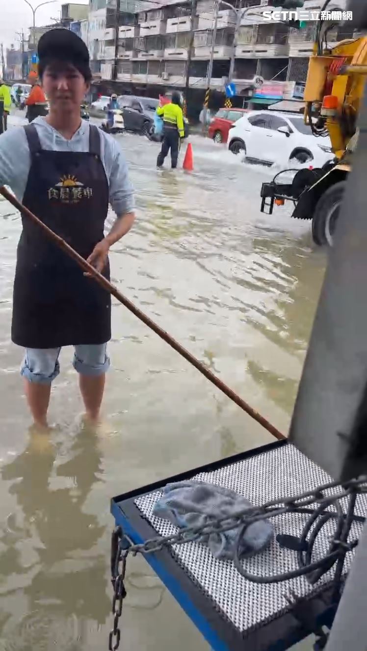 仁武區低窪地區,因為大雨狂下,水一度淹小腿肚。(圖/翻攝畫面)