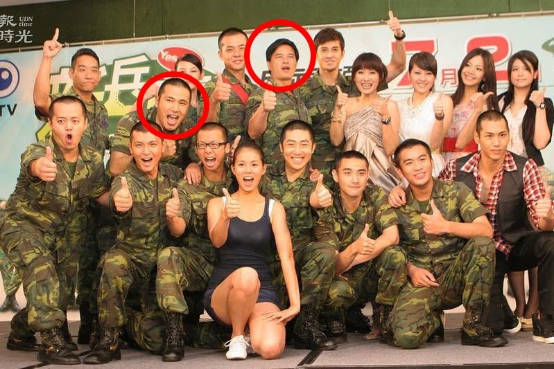 李興文(後排紅圈)與傅子純因戲結緣,聽聞傅子純血癌驟逝,以佛教儀式為故友設立「往生蓮位」。(圖/翻攝李興文臉書)