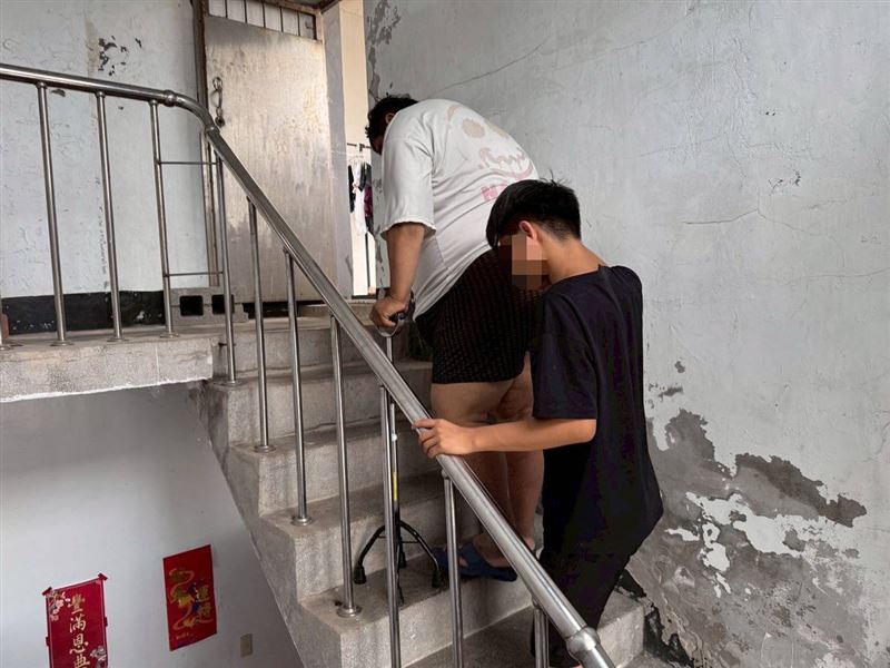 來不及陪兒到18歲!基隆肝硬化巨肚爸一個人在家過世,13歲兒子在寄養家庭「有感應」奔回家驚見父屍。(圖/翻攝自《愛的延續》公益協會臉書)