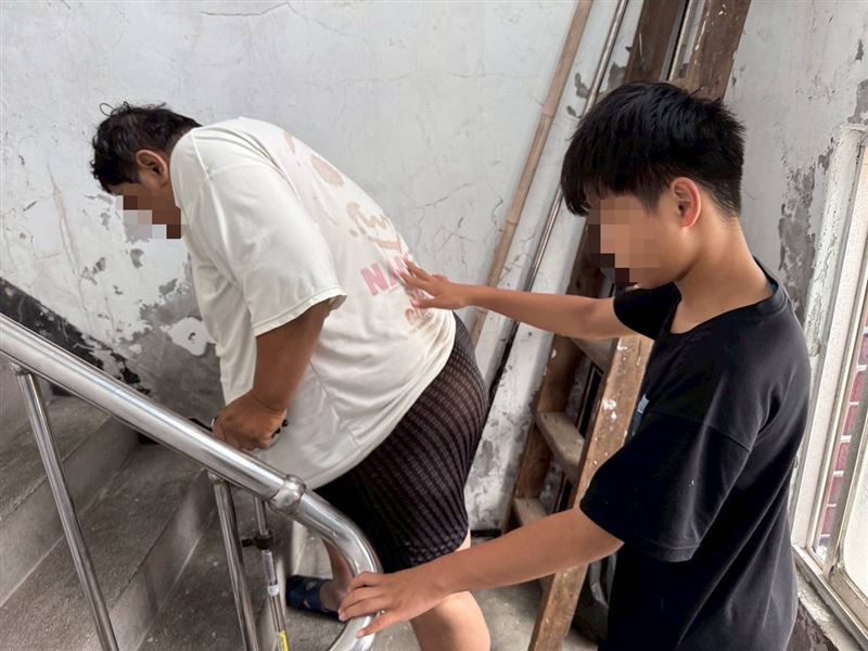 來不及陪兒到18歲!基隆肝硬化巨肚爸一個人在家過世,13歲兒子在寄養家庭「有感應」奔回家驚見父屍。(圖/翻攝自《愛的延續》公益協會臉書)