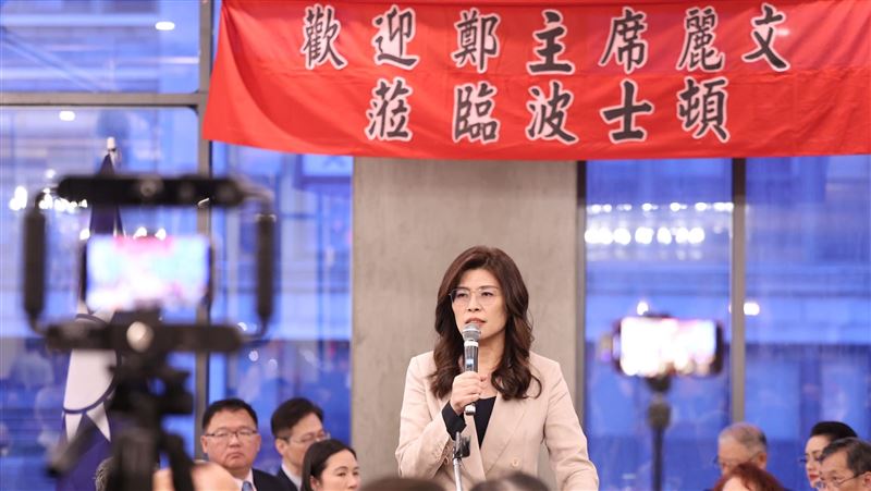鄭麗文身旁坐統戰官員!國民黨:不認識