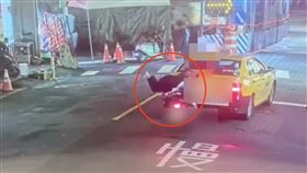 一名73歲莊姓老翁酒駕騎車上路，於台北市萬華區東園街撞上一輛計程車。（圖／翻攝畫面）