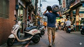就讀宜蘭縣立蘇澳國民中學的陳聖賢，面對家庭經濟壓力、運動傷勢與求學挑戰，始終沒有放棄最熱愛的田徑。（圖／AI生成，非當事人）
