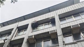 醒吾科技大學一棟建物4樓冷氣室外機不明原因起火。（圖／民眾提供）