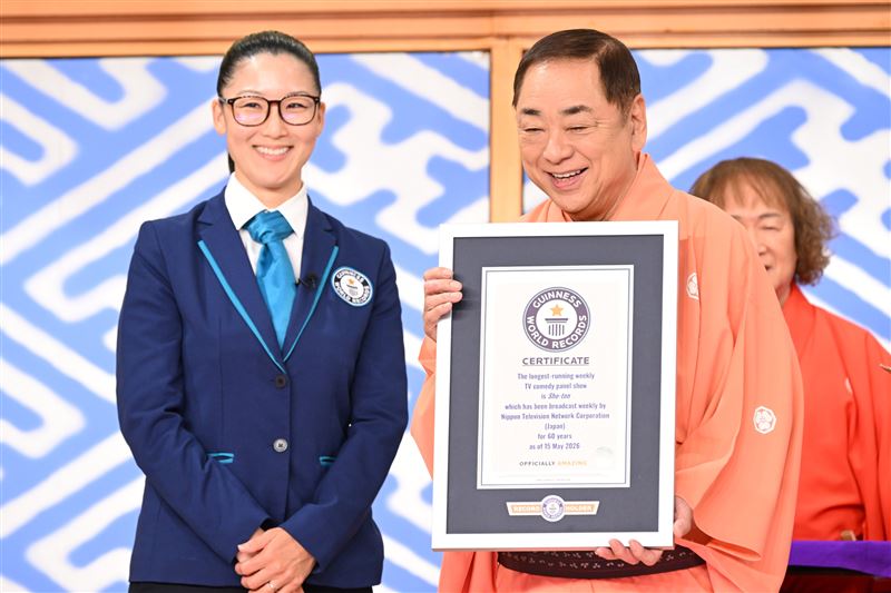 金氏世界紀錄的官方認證官(左)親自將證書,頒發給「笑點」主持群中最年長的成員三遊亭好樂(右)。(圖/翻攝自X平台@GWRJapan)