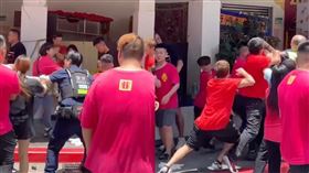台北市大同區的「行天府」舉辦遶境活動，卻傳出廟方人員和陣頭人員大亂鬥。（圖／翻攝自臉書宗教芭樂事）