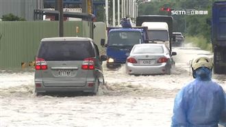 豪雨炸高雄！仁武道路淹成河　民眾涉水過
