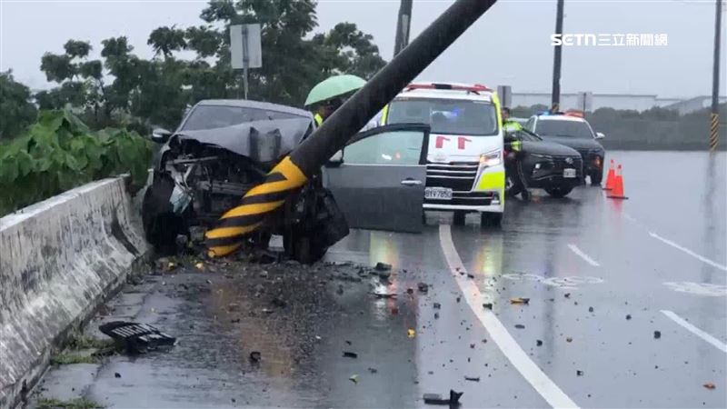 暴雨影響，台南駕駛自撞電線桿，轎車車頭凹陷毀損，相當慘重