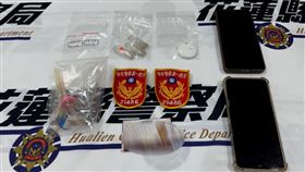 警方日前逮捕蕭男，並從他的身上查獲假警察臂章2枚。（圖／翻攝畫面）