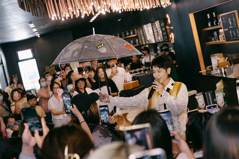 鼓鼓發起「透明傘守護計劃」，暖心為歌迷撐傘。（圖／相信音樂提供）