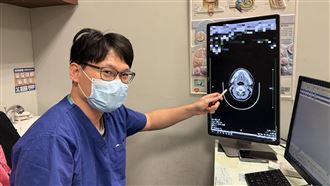 壯男，不愛喝水，口腔長結石，下巴腫，吃東西劇**(圖／長安醫院提供)