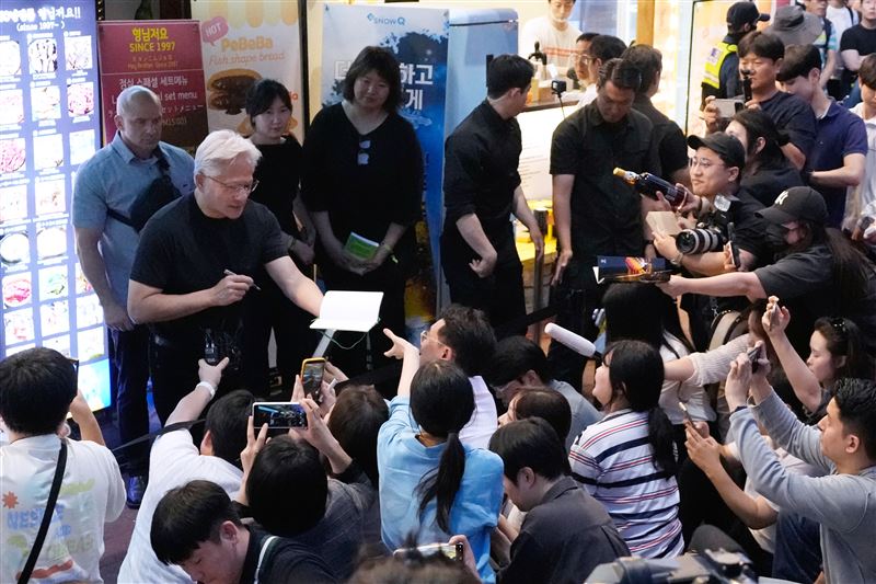 黃仁勳所到之處如同超級巨星般擠滿民眾與粉絲。(圖/美聯社/達志影像)