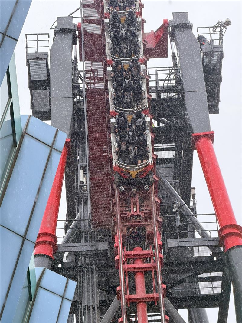 20名遊客在高空垂直地面受困約8分鐘，由工作人員護送撤離。（圖／翻攝畫面）