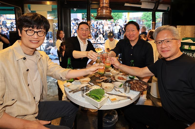 黃仁勳訪韓如超級巨星!企業大佬幫倒酒、陪笑吃烤肉粉酸:財閥家小兒子