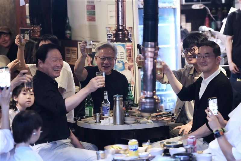 黃仁勳訪韓如超級巨星!企業大佬幫倒酒、陪笑吃烤肉粉酸:財閥家小兒子