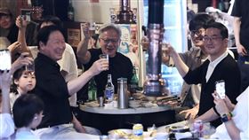 韓國財閥們難得擠在小桌子吃燒肉，在黃仁勳面前忙著烤五花肉與斟酒。（圖／美聯社／達志影像）