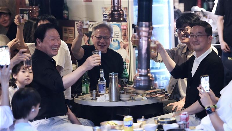 黃仁勳訪韓大佬陪吃！粉酸：財閥家小兒子