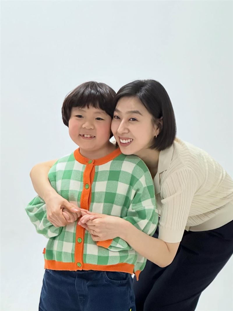 朴知研在第5集中飾演「宇鎮媽媽」,是一名極度保護孩子的家長。(圖/翻攝自IG @parkg)