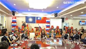 國民黨主席鄭麗文7日結束在曼哈頓華埠紐約中華公所的拜會後，當晚在皇后區法拉盛參加僑宴（圖／翻攝畫面）