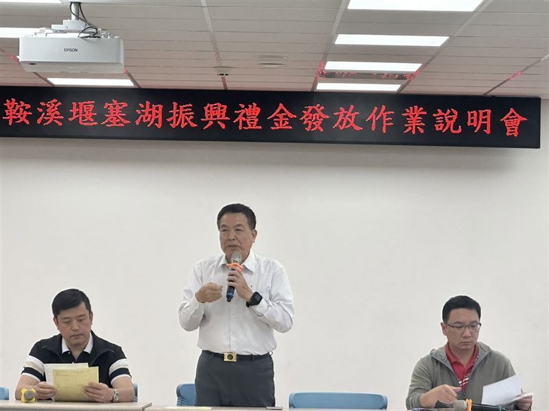 林清水(中)針對振興經濟禮金發放資格等進行說明。(圖/翻攝自光復鄉公所臉書)