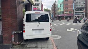 台北市大安區今（8日）上午一名駕駛廂型車的黃姓男子，因精神不濟導致車禍。（圖／翻攝畫面）