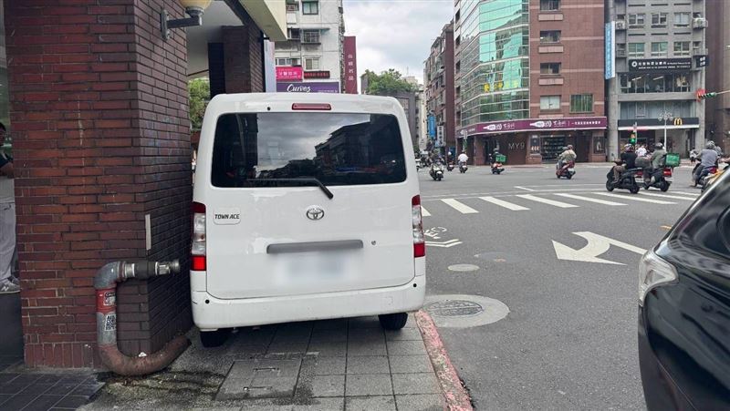 北市廂型車龜速飄移!滑進對向失控撞柱