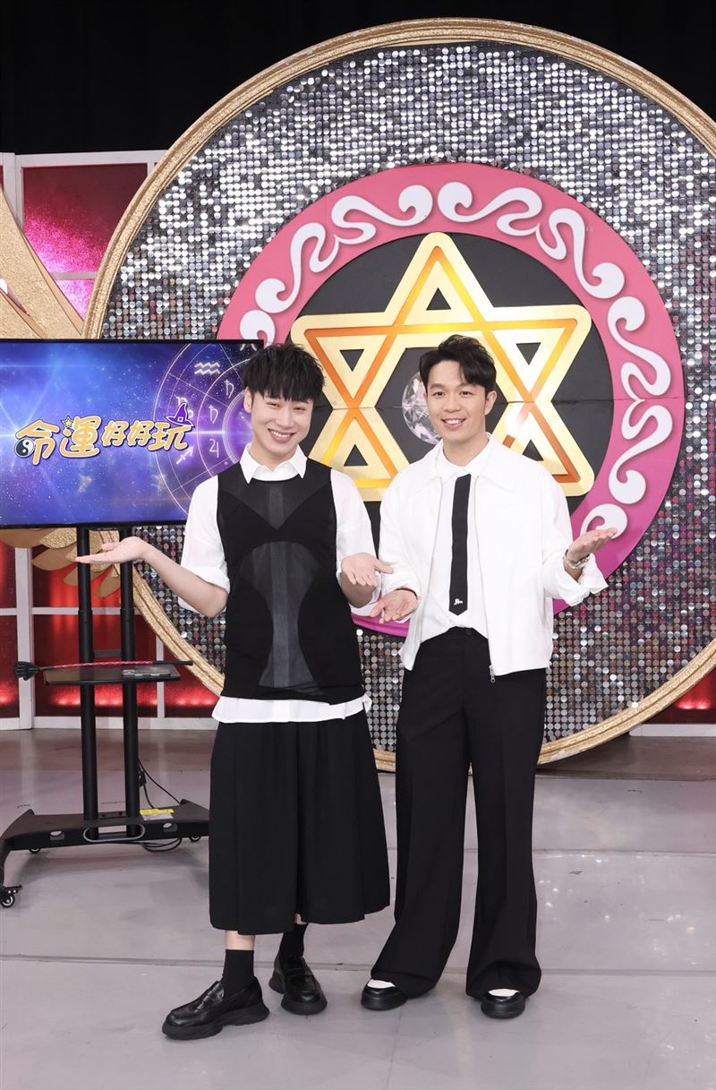 小賴與命理師湯鎮瑋(右)搭檔。(圖/記者田俊彥攝影)
