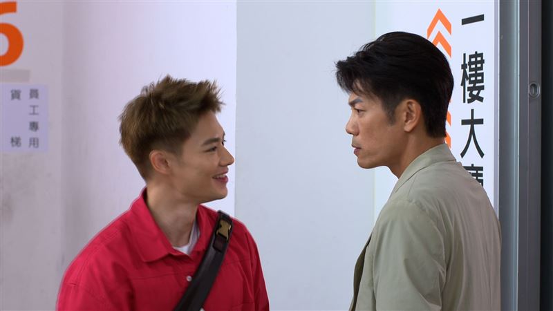 羅子惟(左)與陳志強對戲。(圖/民視提供)