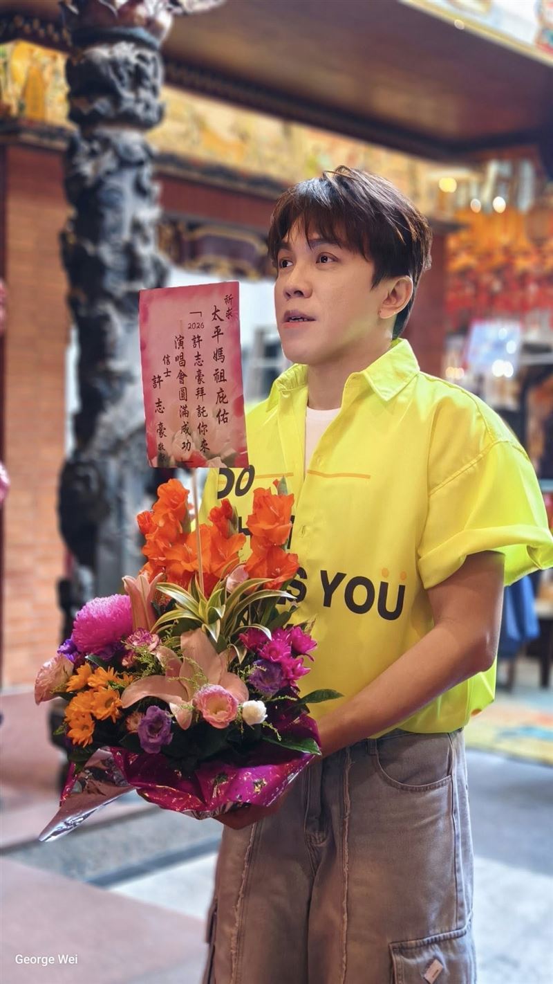 許志豪為了演唱會,特別到廟裡參拜。(圖/翻攝自許志豪臉書)