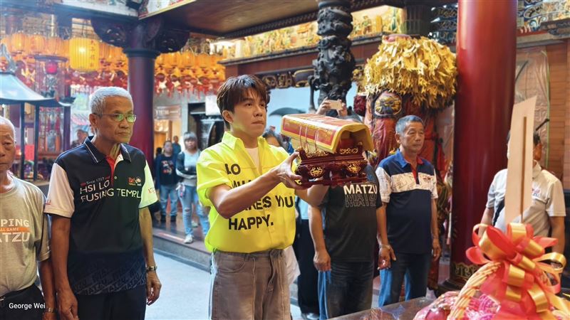 許志豪為了演唱會,特別到廟裡參拜。(圖/翻攝自許志豪臉書)