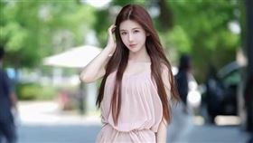 曾經在「三隻羊」人氣美女主播「喬妹」意外被街頭攝影師巧遇。（圖／翻攝自Tiktok）