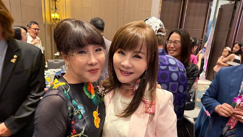 鄭琇月與龍千玉(右)交好。(圖/翻攝自龍千玉臉書)