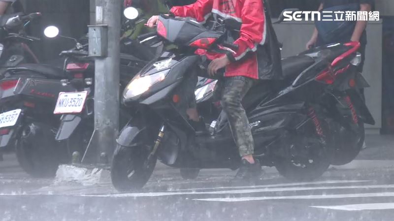 連日陰雨讓人總是提不起勁?胸腔暨重症專科醫師黃軒指出,雨天陽光不足、低氣壓變化,都可能影響血清素與褪黑激素分泌,導致疲倦、心情低落。(示意圖/資料照)
