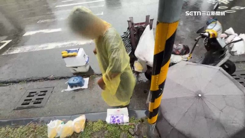 獨/香蕉阿伯淋大雨擺攤:不覺得雨很恐怖